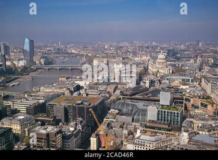 Una vista aerea di Londra, Regno Unito lungo il Tamigi. Foto Stock