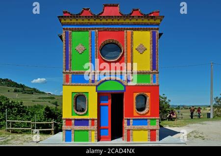 langhe, chiesa colorata vicino alba Foto Stock