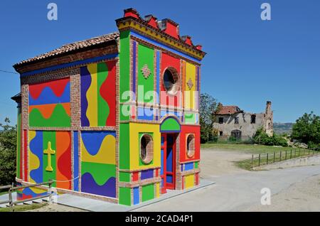 langhe, chiesa colorata vicino alba Foto Stock