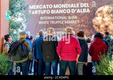 ALBA, ITALIA – 15 NOVEMBRE 2018: Chi entra nel mercato del tartufo della Fiera Internazionale del Tartufo di Alba (Piemonte, Italia), principale manifestazione del tartufo Foto Stock