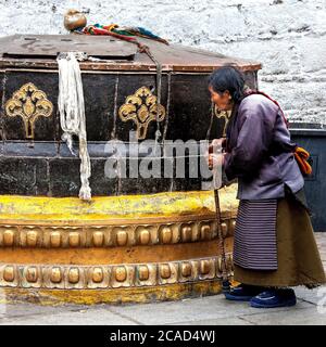 Dal tempio di Jokhang, Lhasa, Tibet, Cina. Una donna peregrina in una delle tante strutture sacre Foto Stock