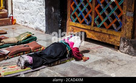 Dal tempio di Jokhang, Lhasa, Tibet, Cina. Una donna che peregrina alla fine del suo viaggio Foto Stock