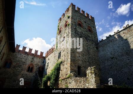 MONTALDO DORA, ITALIA - 23 LUGLIO 2017: Castello di Montaldo Dora, a Canavese (Piemonte, Italia) presso Ivrea, il 23 luglio 2017. Particolare della roccaforte Foto Stock
