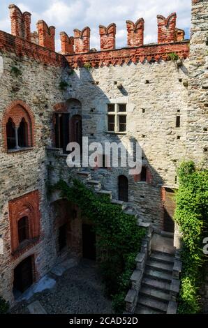 MONTALDO DORA, ITALIA - 23 LUGLIO 2017: Castello di Montaldo Dora, a Canavese (Piemonte, Italia) presso Ivrea, il 23 luglio 2017. Particolare del cortile sta Foto Stock