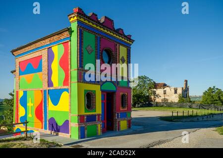 langhe, chiesa colorata vicino alba Foto Stock