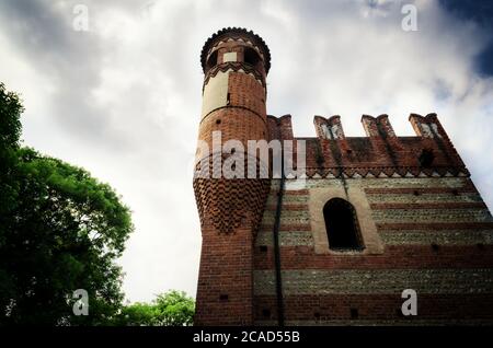 RIVAROLO, ITALIA - 28 MAGGIO 2017: Castello di Malgrà a Rivarolo Canavese (Italia), palazzo neo gotico con torre e giardino, il 28 maggio 2017 Foto Stock