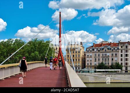 LIONE, FRANCIA - 30 LUGLIO 2013 - Passerelle du Palais de Justice a Lione, Francia, il 30 luglio 2013. Foto Stock