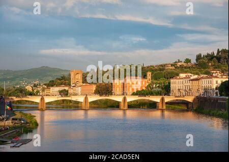 Ponte alle grazie sul fiume Arno a Firenze Foto Stock