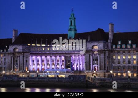 Londra, Regno Unito , 13 settembre 2011, County Hall di notte che era la casa del governo di Londra ed è ora dove il London Sea Life Aquariu Foto Stock