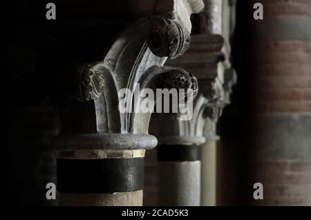 ALBUGNANO, ITALIA - 24 LUGLIO 2016 - capitelli romanici nell'abbazia di Santa Maria di Vezzolano, ad Albugnano, il 24 luglio 2016. L'abbazia è un esempio Foto Stock