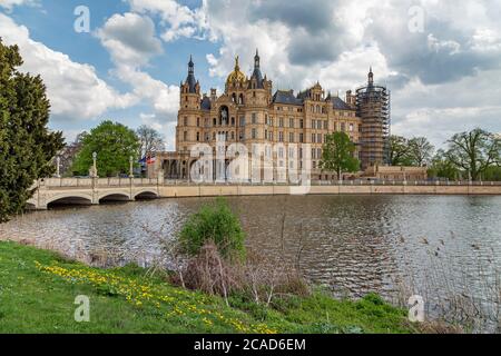 Schwerin - Vista al Castello di Schwerin, che fu per secoli la casa dei duchi e dei granduchi di Meclemburgo, Meclemburgo-Vorpommern, Germania, S. Foto Stock