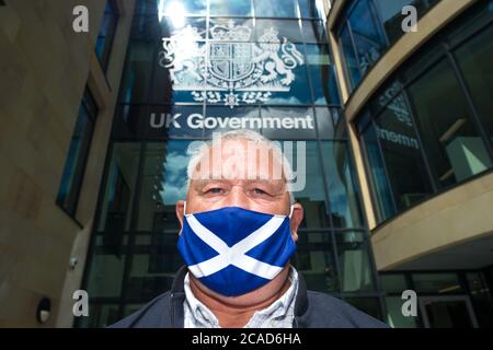 Edimburgo, Scozia, Regno Unito. 6 agosto 2020 nella foto: James Connolly. Protestare oggi presso il quartier generale del governo britannico/inglese, la Queen Elizabeth House, per chiedere che il nostro confine con l'Inghilterra sia chiuso immediatamente in modo che la COVID-19 non sia autorizzata a diffondersi in tutta la Scozia da parte di persone provenienti dall'Inghilterra. Sean Clerkin di Action for Scotland ha detto: 1) la Scozia è una colonia dello Stato britannico/inglese e noi controlleremo veramente i nostri confini con l'indipendenza scozzese. Se fossi una nazione indipendente avremmo già chiuso il nostro confine con l'Inghilterra impedendo ulteriormente la diffusione del COVID-19 Foto Stock