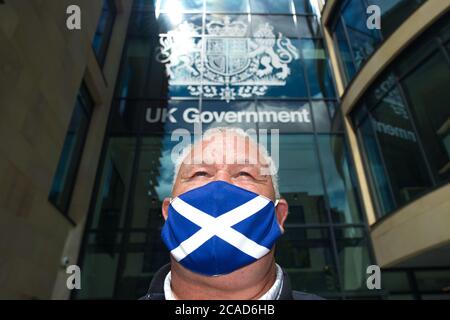 Edimburgo, Scozia, Regno Unito. 6 agosto 2020 nella foto: James Connolly. Protestare oggi presso il quartier generale del governo britannico/inglese, la Queen Elizabeth House, per chiedere che il nostro confine con l'Inghilterra sia chiuso immediatamente in modo che la COVID-19 non sia autorizzata a diffondersi in tutta la Scozia da parte di persone provenienti dall'Inghilterra. Sean Clerkin di Action for Scotland ha detto: 1) la Scozia è una colonia dello Stato britannico/inglese e noi controlleremo veramente i nostri confini con l'indipendenza scozzese. Se fossi una nazione indipendente avremmo già chiuso il nostro confine con l'Inghilterra impedendo ulteriormente la diffusione del COVID-19 Foto Stock