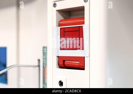 l'interruttore rosso di sbloccaggio della porta di emergenza si trova all'interno del treno sopraelevato, è posizionato accanto alla porta. Foto Stock