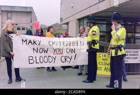 Il processo di Mary Chipperfield presso la Aldershot Magistrates Court a January1999 ha portato a un'operazione di controllo della folla della polizia dell'Hampshire, insieme a dimostrazioni da parte dei manifestanti Animal Rights, Aldershot, Hampshire, Inghilterra, UK il giorno della condanna del 9 aprile 1999 Foto Stock