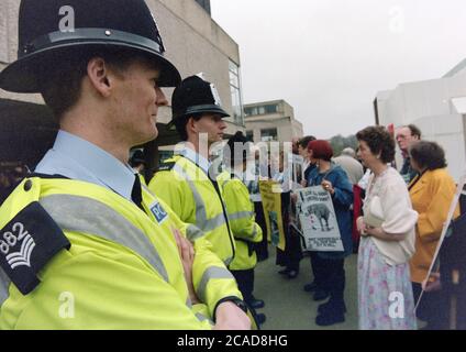 Il processo di Mary Chipperfield presso la Aldershot Magistrates Court a January1999 ha portato a un'operazione di controllo della folla della polizia dell'Hampshire, insieme a dimostrazioni da parte dei manifestanti Animal Rights, Aldershot, Hampshire, Inghilterra, UK il giorno della condanna del 9 aprile 1999 Foto Stock