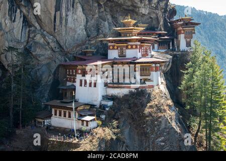 Bhutan, Paro. Taktshang Goemba o Monastero di Tiger’s Nest, uno dei siti religiosi più sacri del Bhutan. Foto Stock