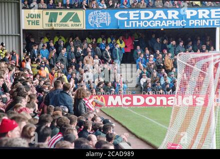 La scena della folla nella partita di calcio del derby della South Coast tra Southampton e Portsmouth ha giocato al Southampton Ground la Dell a League Division One ha giocato il 3rd gennaio 1988 - Portsmouth ha vinto il 2-0. Foto Stock