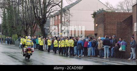 Hampshire ufficiali di polizia che controllano i tifosi di calcio prima della partita di calcio Southampton V Portsmouth, il Dell, Southampton, Hampshire, Regno Unito Foto Stock