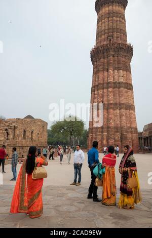 India, Delhi. Qutub Minar, circa 1193, uno dei primi esempi noti di architettura islamica. Costruito per onorare saint Qutbuddin Bakhtiar Kaki. UNESCO. Foto Stock