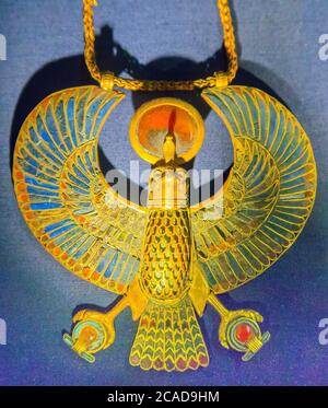 Egitto, Cairo, gioielli Tutankhamon, dalla sua tomba a Luxor: Un pettorale a forma di falco solare. Foto Stock