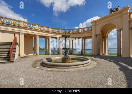 Schwerin - Vista alla Fontana del Castello di Schwerin, che si trova su un'isola nel Lago di Schwerin, Meclemburgo-Vorpommern, Germania, Schwerin, 27.04. Foto Stock