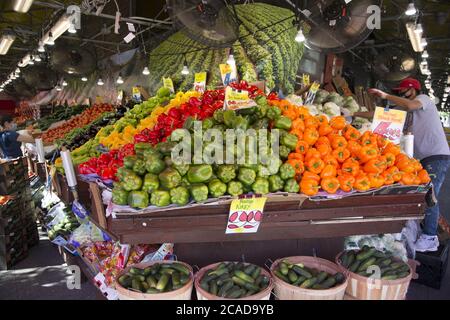Un'abbondante produzione e un grande mercato di generi alimentari su Church Avenue, nel quartiere multietnico di Kensington a Brooklyn, New York. Foto Stock