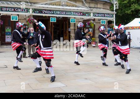 I ballerini di cocco Britannia si esibiscono a Buxton Foto Stock