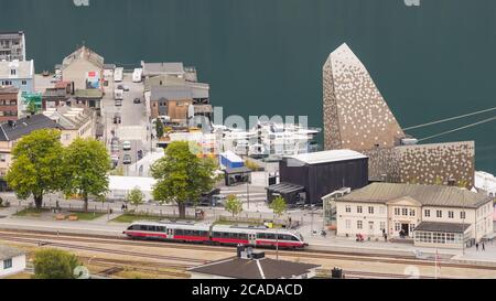 AANDALSNES, NORVEGIA - 2018 AGOSTO 01. Vista della città di Aandalsnes dall'alto con il treno alla stazione ferroviaria. Foto Stock