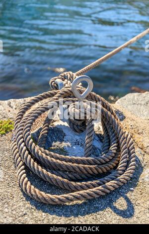 AALESUND, NORVEGIA - 2017 APRILE 27. Moto d'arco a corda con roteatura linea Nautical Tie Down Foto Stock