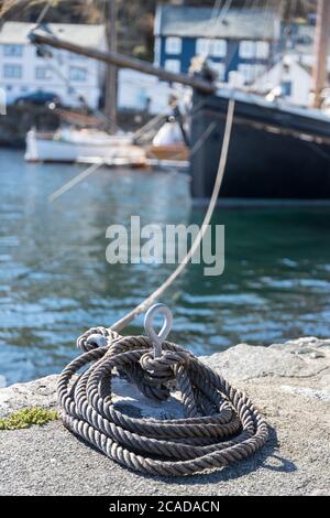 AALESUND, NORVEGIA - 2017 APRILE 27. Rope Boat Bow Line Nautical Tie giù su una vecchia barca a vela in legno. Foto Stock