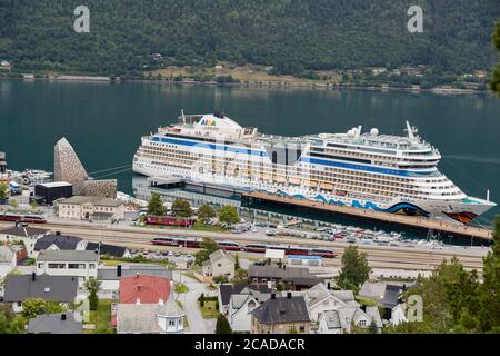 AANDALSNES, NORVEGIA - 2018 AGOSTO 01. Vista sulla città di Aandalsnes con nave da crociera Aida Sol nel porto. Foto Stock