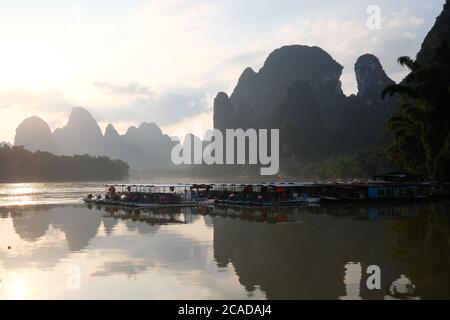 Luminosa alba del Lijiang (fiume li) nella città di Yangshuo Guilin Guangxi Cina. Le montagne riflettono nel fiume. Forma carsica Foto Stock