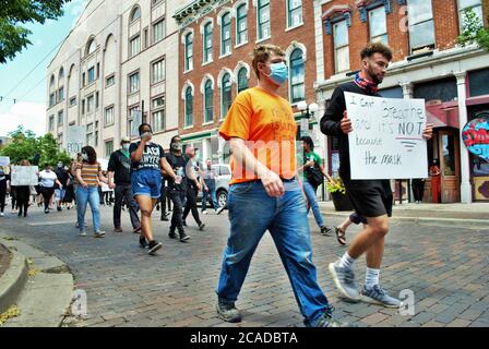 Dayton, Ohio, Stati Uniti 05/30/2020 manifestanti a una gara Black Lives Matter marciando lungo la strada tenendo cartelli e indossare maschere di fronte a N Foto Stock