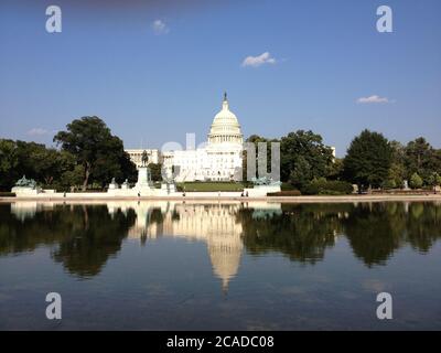 Edificio del Campidoglio degli Stati Uniti a Washington, USA con riflessi nel lago Foto Stock