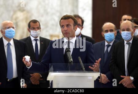 Beirut, Libano. 06 agosto 2020. Il presidente francese Emmanuel Macron ha tenuto un discorso a Baabda, ad est di Beirut, Libano, il 6 agosto 2020. Macron è arrivato a Beirut giovedì dopo le enormi esplosioni di Beirut che hanno ucciso almeno 137 persone e ferito quasi 5,000 persone. (Dalati & Nohra/Handout via Xinhua) Credit: Xinhua/Alamy Live News Foto Stock