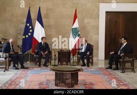 Beirut, Libano. 06 agosto 2020. Il presidente libanese Michel Aoun (2° R) tiene colloqui con il presidente francese in visita Emmanuel Macron (2° L) nel palazzo presidenziale di Baabda, ad est di Beirut, Libano, il 6 agosto 2020. (Dalati & Nohra/Handout via Xinhua) Credit: Xinhua/Alamy Live News Foto Stock