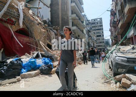 Beirut, Libano. 06 agosto 2020. Una libanese lascia la sua casa nella zona di Achrafieh che è stata gravemente danneggiata dalla massiccia esplosione del martedì al porto. Credit: Marwan Naamani/dpa/Alamy Live News Foto Stock