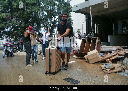 Beirut, Libano. 06 agosto 2020. I libanesi lasciano la loro casa nella zona di Achrafieh che è stata gravemente danneggiata dalla massiccia esplosione del martedì al porto. Credit: Marwan Naamani/dpa/Alamy Live News Foto Stock