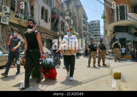 Beirut, Libano. 06 agosto 2020. I libanesi lasciano la loro casa nella zona di Achrafieh che è stata gravemente danneggiata dalla massiccia esplosione del martedì al porto. Credit: Marwan Naamani/dpa/Alamy Live News Foto Stock