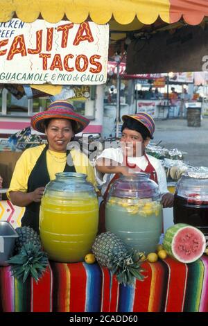 Austin Texas USA: Due donne ispaniche che preparano limonata presso lo stand gastronomico all'annuale rodeo della contea di Travis. ©Bob Daemmrich Foto Stock