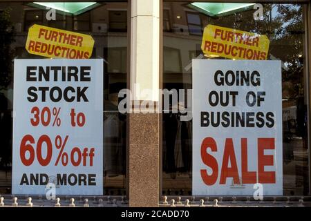 Austin, Texas, USA: Cartello per uscire dal business (con il 30-60% di sconto sul poster) pubblicato nella finestra del Texas. ©Bob Daemmrich Foto Stock