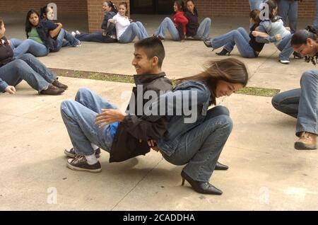 Brownsville, Texas USA, gennaio 2006: Esercizio di team-building nella classe di vita familiare che promuove la fiducia tra i compagni di classe. ©Bob Daemmrich Foto Stock