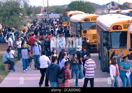 Brownsville, Texas USA, gennaio 2006: Studenti che lasciano il campus alla fine della giornata scolastica alla Lopez High School nell'estremo sud del Texas. ©Bob Daemmrich Foto Stock