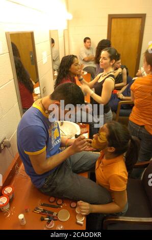 Brownsville, Texas USA, gennaio 2006: Gli studenti di recitazione preparano il trucco e i costumi nel backstage in preparazione per lo spettacolo retrospettivo del dipartimento teatrale Andrew Lloyd Webber alla Lopez High School. ©Bob Daemmrich Foto Stock