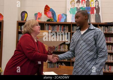 Austin Texas USA, gennaio 2006: Studente di settima elementare che riceve il premio "studente del mese" dall'insegnante durante la cerimonia presso la biblioteca della Kealing Middle School. ©Bob Daemmrich Foto Stock