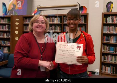 Austin Texas USA, gennaio 2006: Studente di settima elementare che riceve il premio "studente del mese" dall'insegnante durante la cerimonia presso la biblioteca della Kealing Middle School. ©Bob Daemmrich Foto Stock