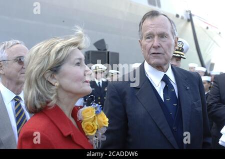 Ingleside, Texas USA, 14 gennaio 2006: Il senatore degli Stati Uniti Kay Bailey Hutchison (sinistra, R-Texas) e l'ex presidente George H.W. Bush, a destra alla messa in servizio del molo di trasporto anfibio USS San Antonio (LPD-17), la più recente nave da trasporto di classe San Antonio con capacità belliche all'avanguardia. A sinistra c'è il vice segretario alla difesa Gordon R. England. ©Bob Daemmrich Foto Stock