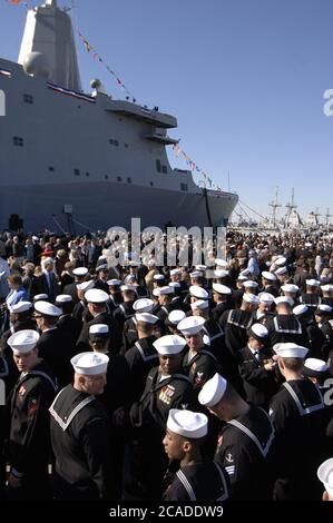 Ingleside, Texas USA, 14 gennaio 2006: I marinai si riuniscono alla messa in servizio del molo di trasporto anfibio USS San Antonio (LPD-17), la più recente nave da trasporto di classe San Antonio con capacità belliche all'avanguardia. ©Bob Daemmrich Foto Stock