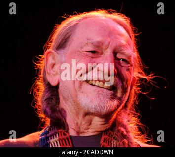 Alpine, Texas USA, 14 febbraio 2006: La leggenda musicale americana Willie Nelson si esibisce il giorno di San Valentino alla sul Ross State University come parte di un beneficio per la nuova stazione Marfa Public radio che ha iniziato a trasmettere martedì. ©Bob Daemmrich Foto Stock